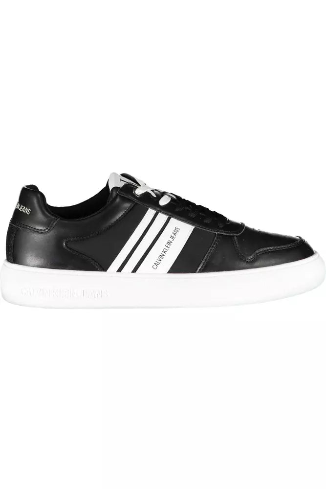 Sleek Black Sports Sneakers with Contrasting Accents