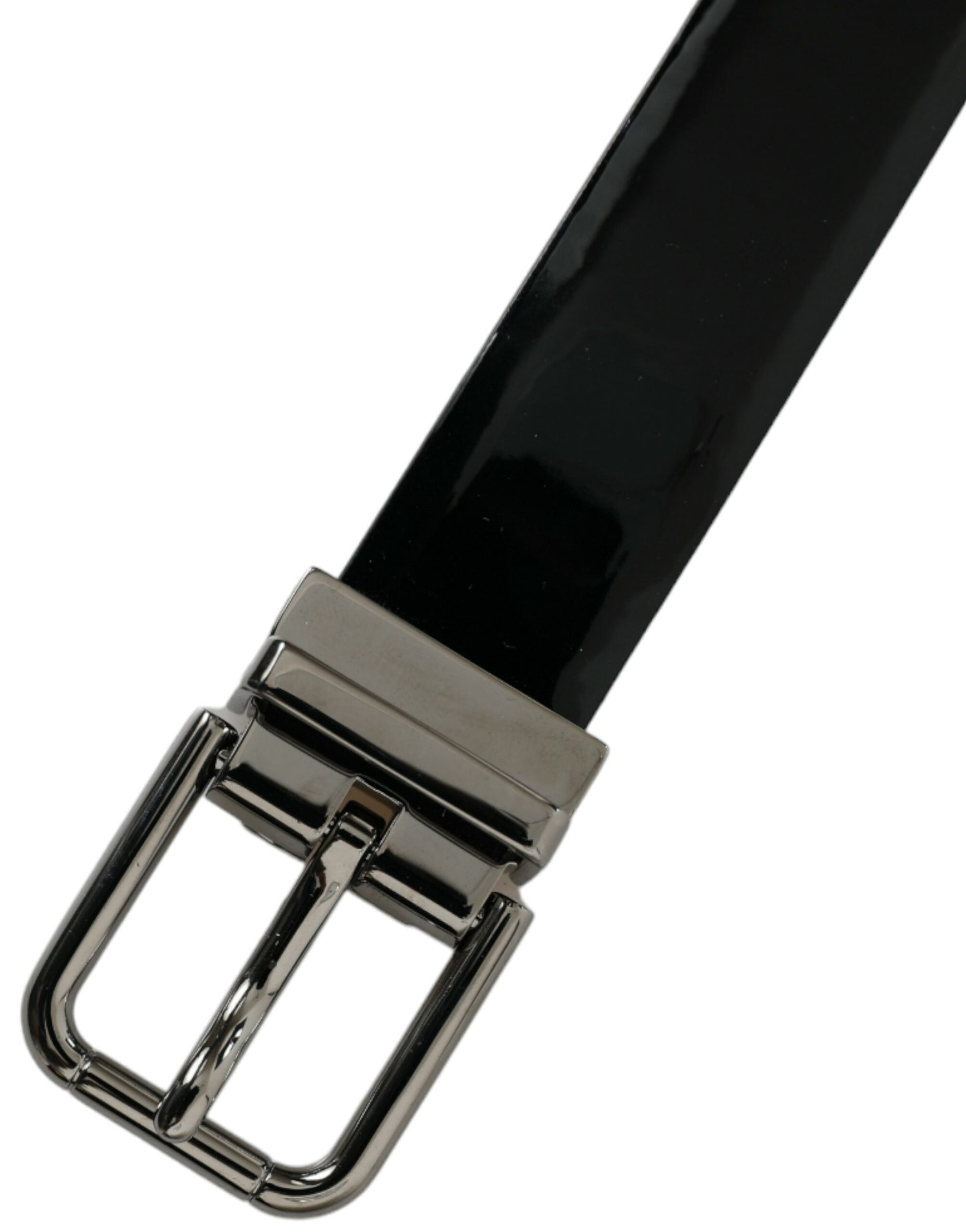 Elegant Leather Belt with Metal Buckle Closure